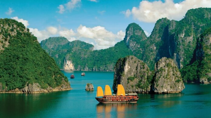 Explore unique destinations when traveling to Ha Long, Quang Ninh