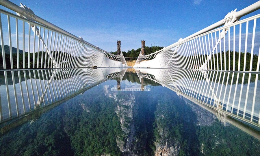Two bridges in Vietnam have made it to the Top 6 most beautiful bridges in the world. 2