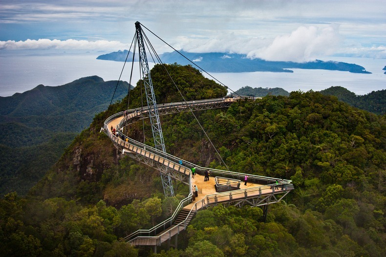 Two bridges in Vietnam have made it to the Top 6 most beautiful bridges in the world. 6