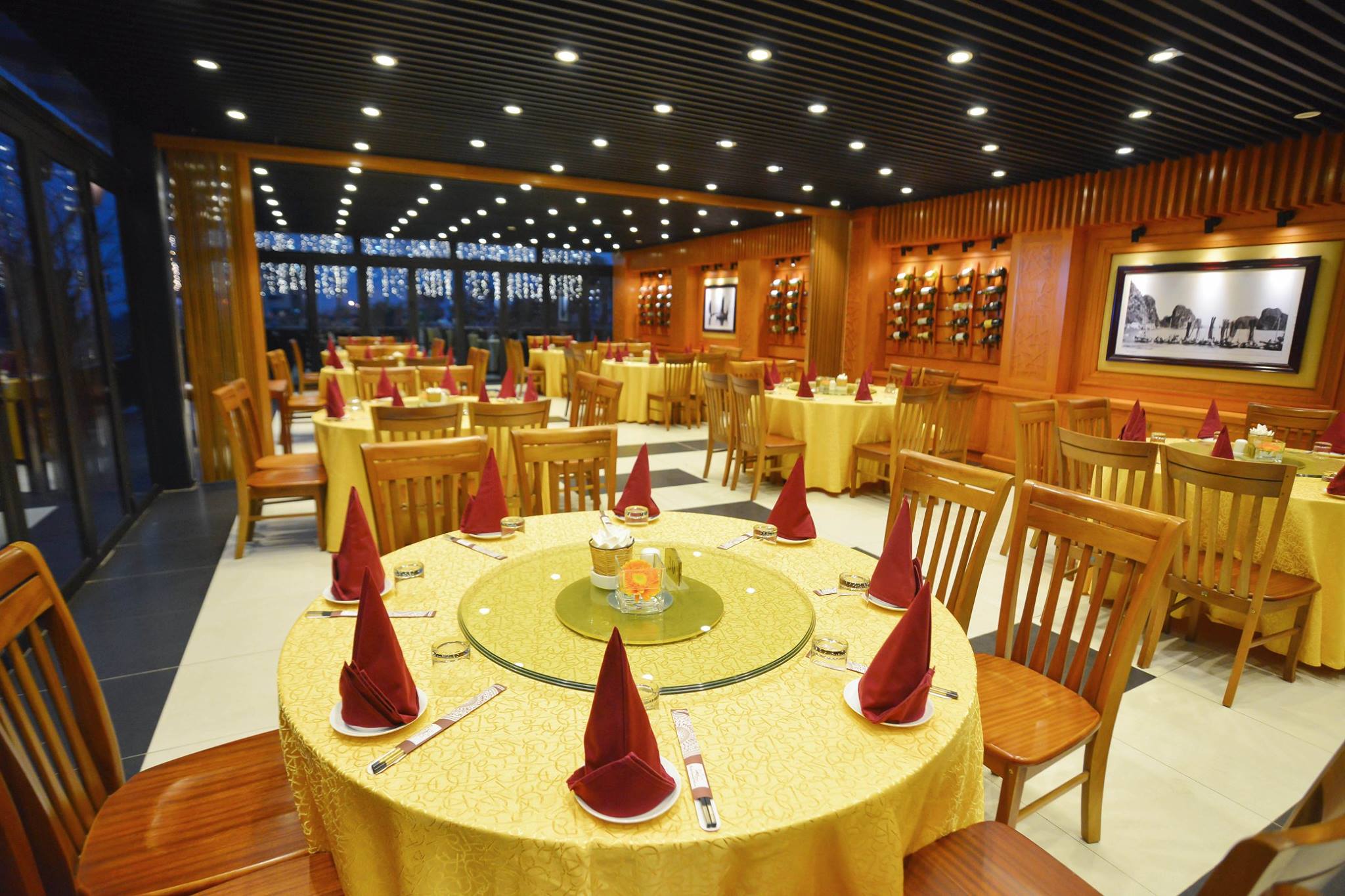 10-luxurious-ha-long-bay-restaurants-you-shouldn't-miss11