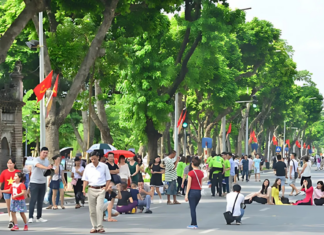 Hoan Kiem Lake Pedestrian Street – A romantic beauty in the heart of the capital hoan-kiem-lake-pedestrian-street-a-romantic-beauty-in-the-heart-of-the-capital1