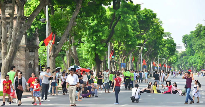 hoan-kiem-lake-pedestrian-street-a-romantic-beauty-in-the-heart-of-the-capital1