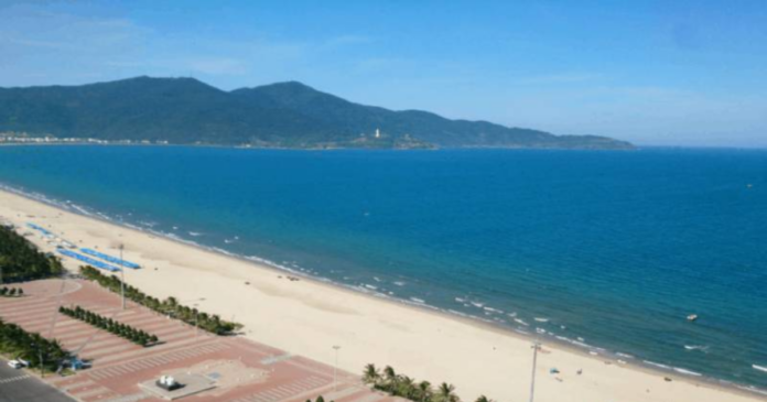 pham-van-dong-beach-a-resort-paradise-in-da-nang1