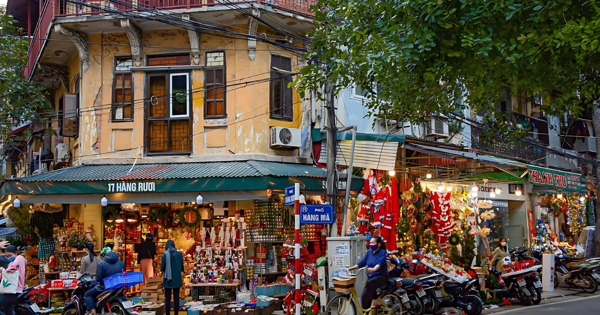 hoan-kiem-lake-pedestrian-street-a-romantic-beauty-in-the-heart-of-the-capital12