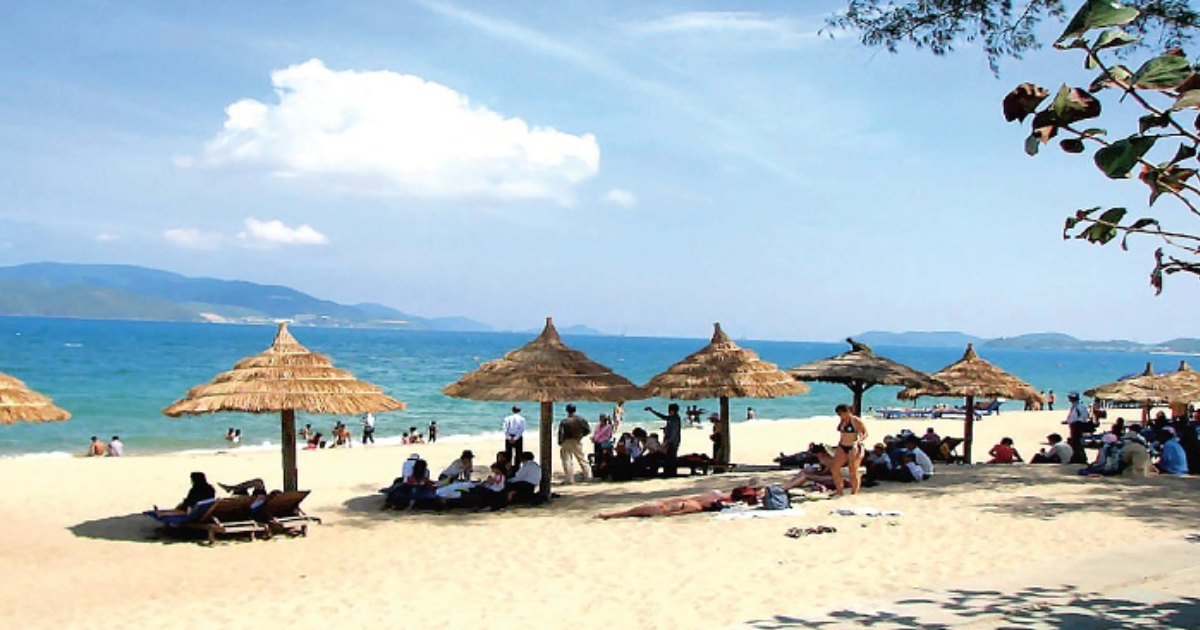 pham-van-dong-beach-a-resort-paradise-in-da-nang2