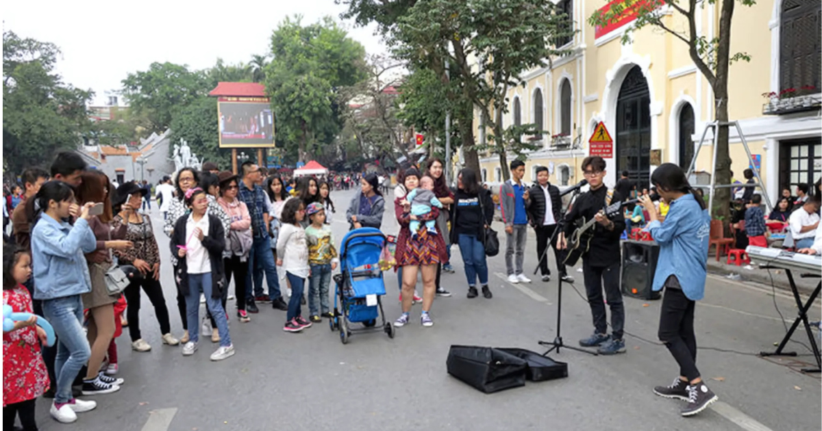 hoan-kiem-lake-pedestrian-street-a-romantic-beauty-in-the-heart-of-the-capital3