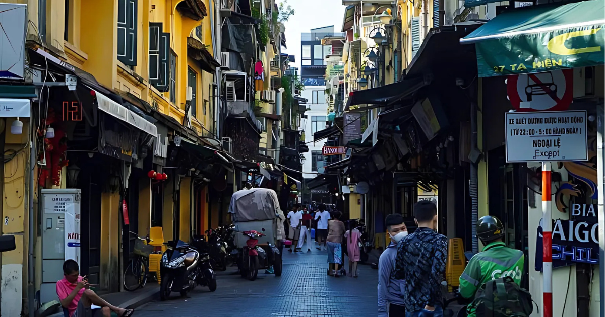 hoan-kiem-lake-pedestrian-street-a-romantic-beauty-in-the-heart-of-the-capital9